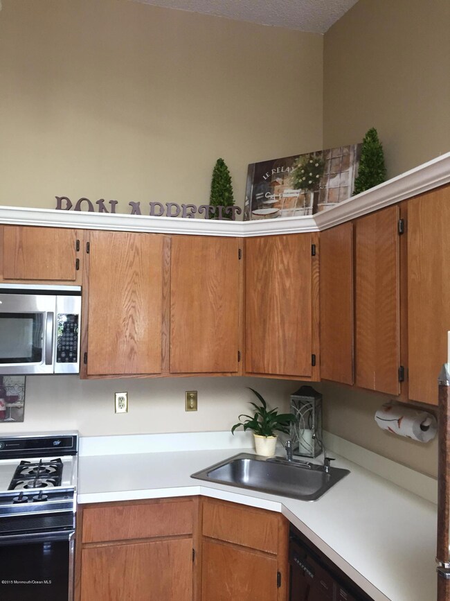 52 Players Cir, Tinton Falls, NJ 07724 - photo 4