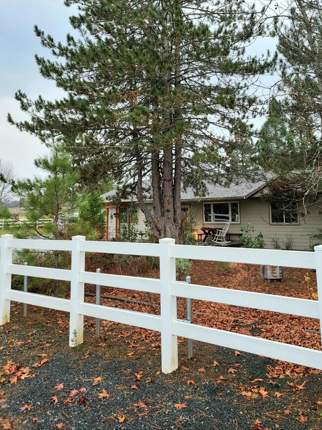 921 Rainbow Dr, Grants Pass, OR 97526 - photo 5