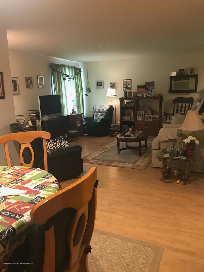 LIVING ROOM/DINING ROOM COMBO