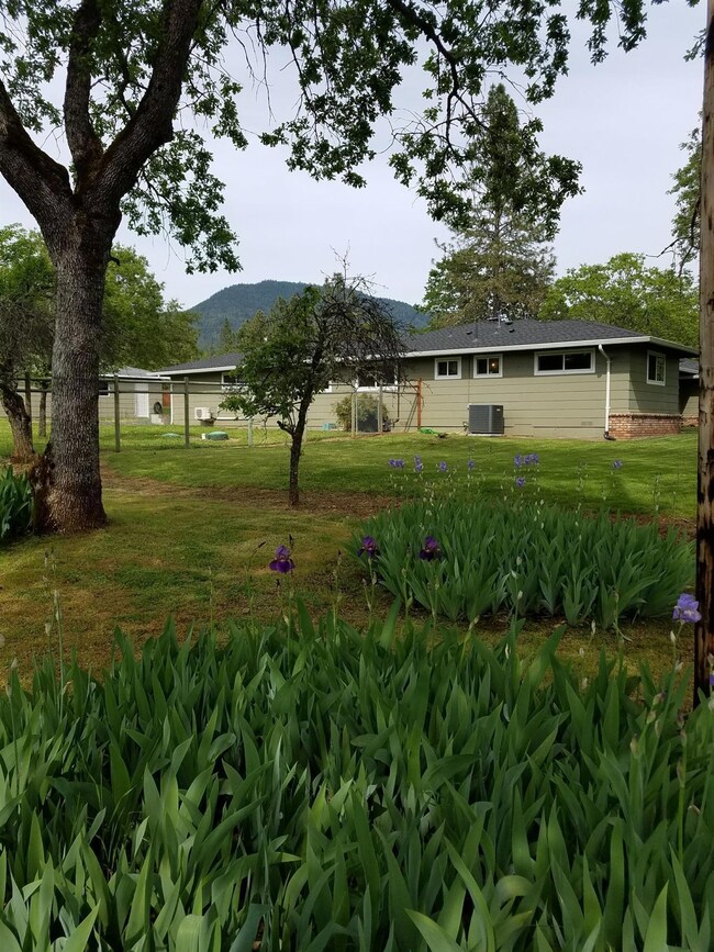 196 Kilborn Dr, Grants Pass, OR 97526 - photo 2