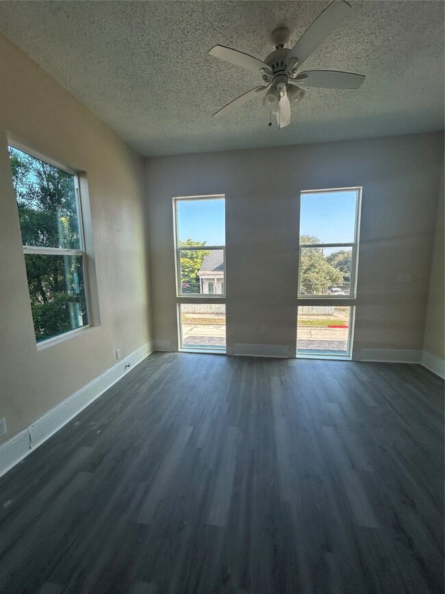 1523 21st St unit 4, Galveston, TX 77550 - photo 4