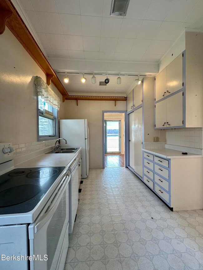 8 Club Cir, Pittsfield, MA 01201 - photo 5