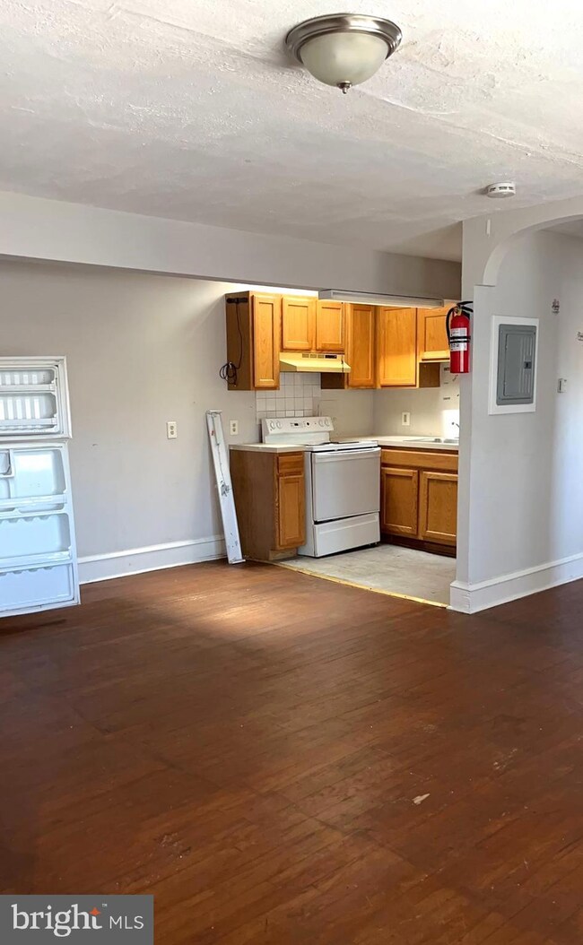 300 N Macdade Blvd unit 2, Darby, PA 19023 - photo 2