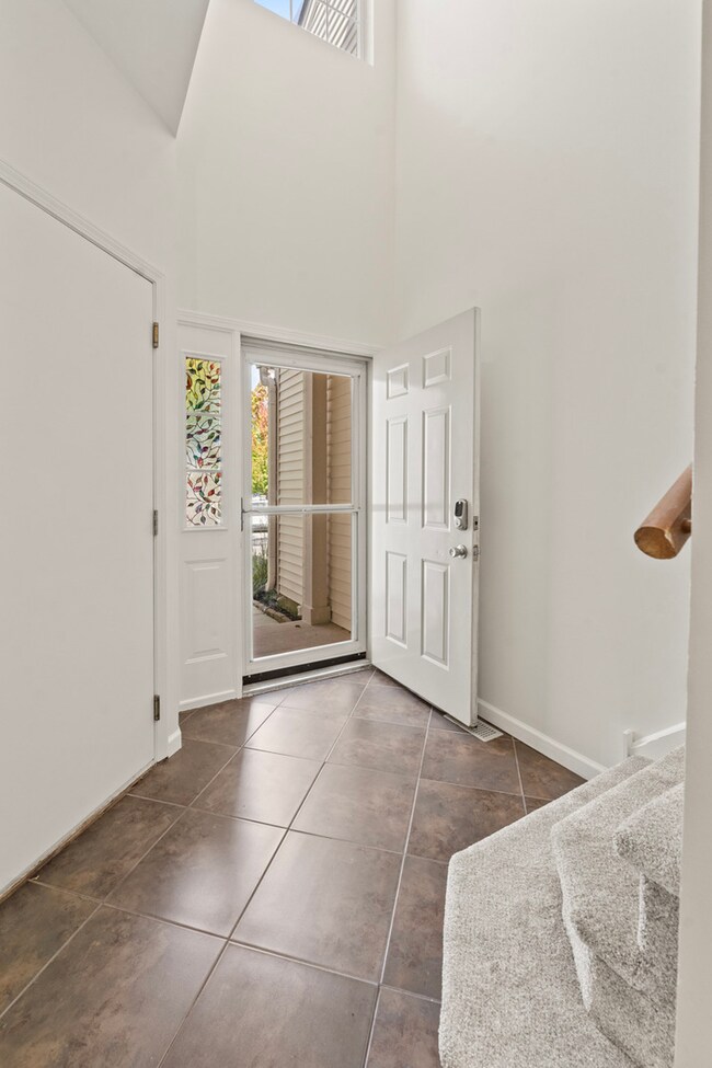 8045 Sierra Woods Ln unit 8045, Carpentersville, IL 60110 - photo 4