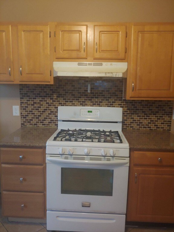 4 Melbourne St unit 3, Dorchester Center, MA 02124 - photo 2