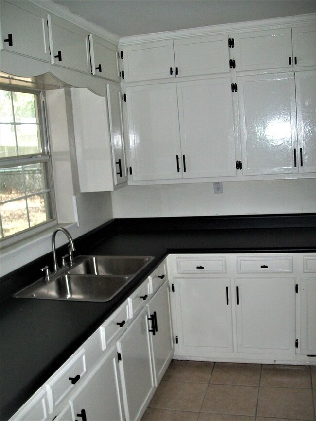 1003 Smith Ave, Douglas, GA 31533 - photo 3