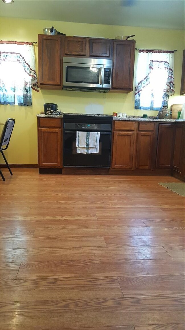 Microwave and stove stay with home Laminate wood f