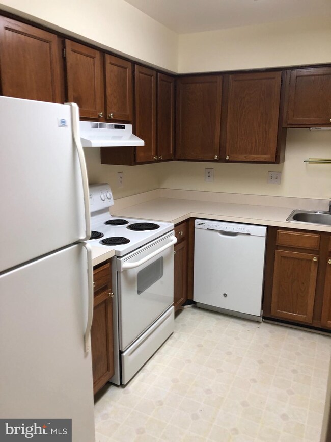 2889 Madeira Ct unit 10, Woodbridge, VA 22192 - photo 3