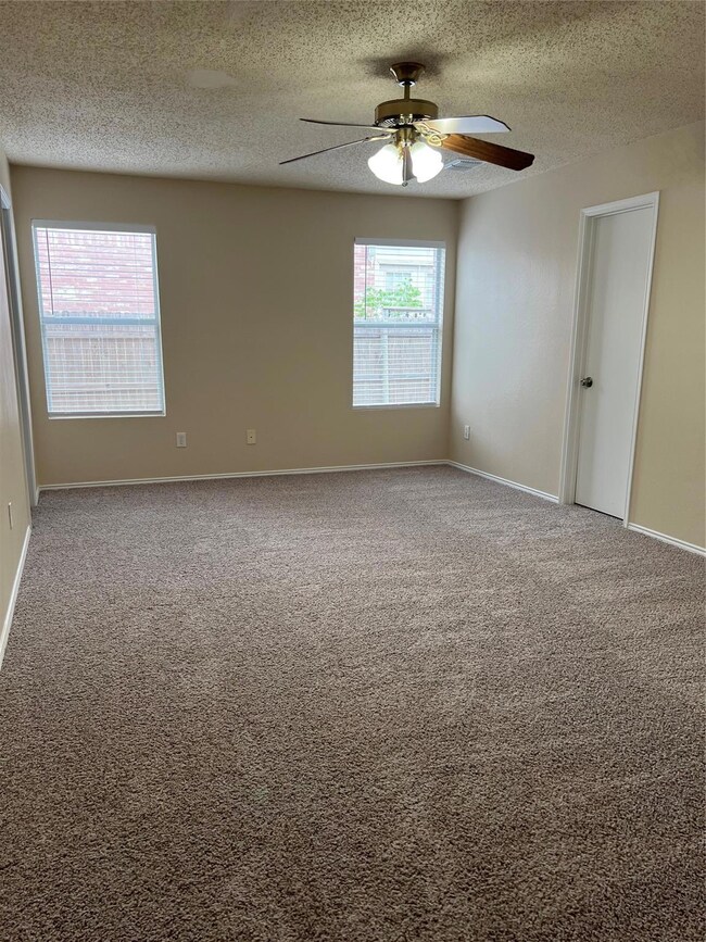 8204 Clear River Ln, Denton, TX 76210 - photo 5