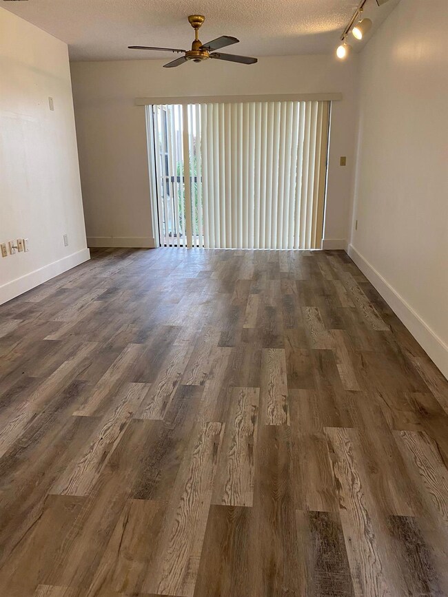 660 W Park Dr unit 206, Miami, FL 33172 - photo 4