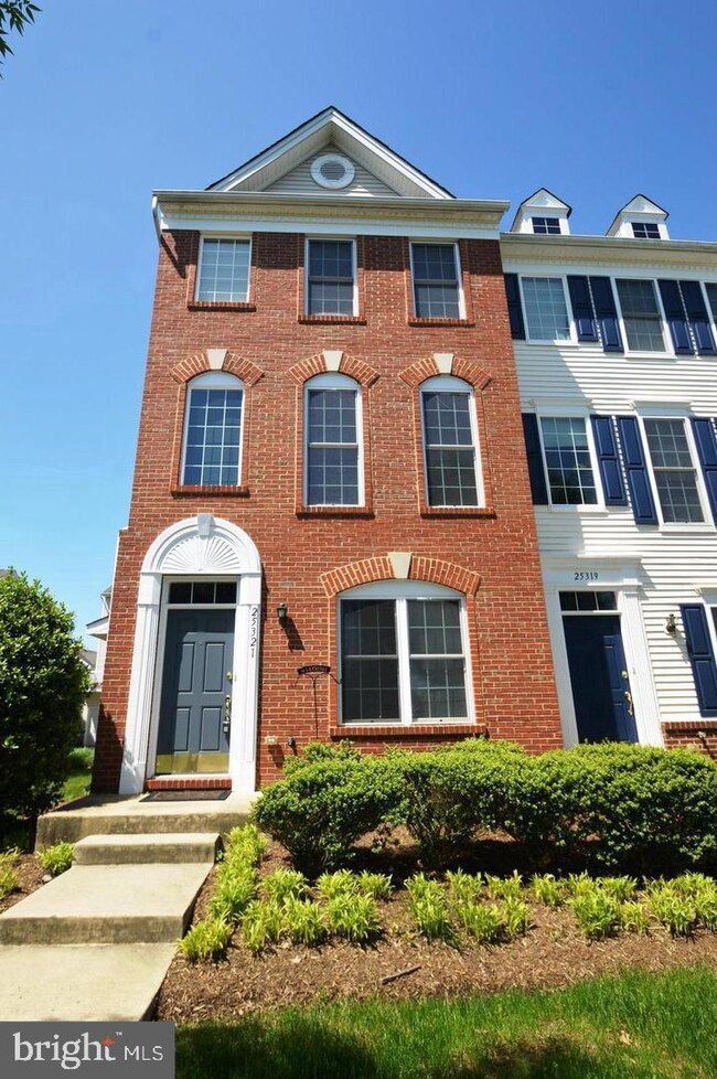 25321 Crossfield Dr, Chantilly, VA 20152 - photo 2