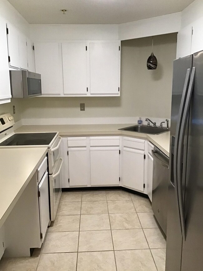 12 Ledgewood Hills Dr unit 204, Nashua, NH 03062 - photo 4