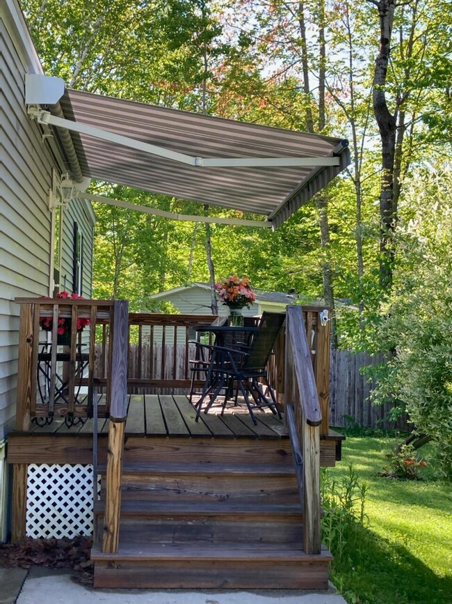 Deck w/retractable awning