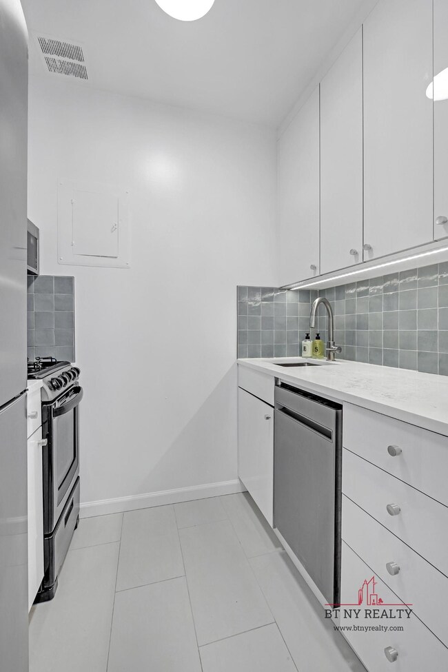 The Residences at Worldwide Plaza unit 6R, New York, NY 10019 - photo 6