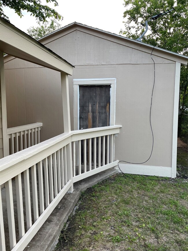 2408 Avenue B, Bay City, TX 77414 - photo 3