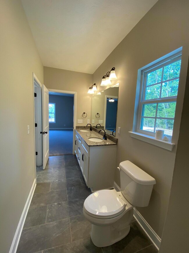 Primary en-suite bath