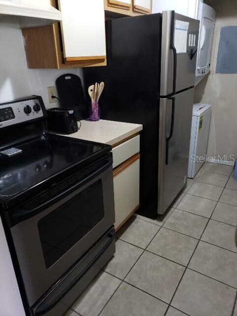 KITCHEN WITH NEWER APPLIANCES