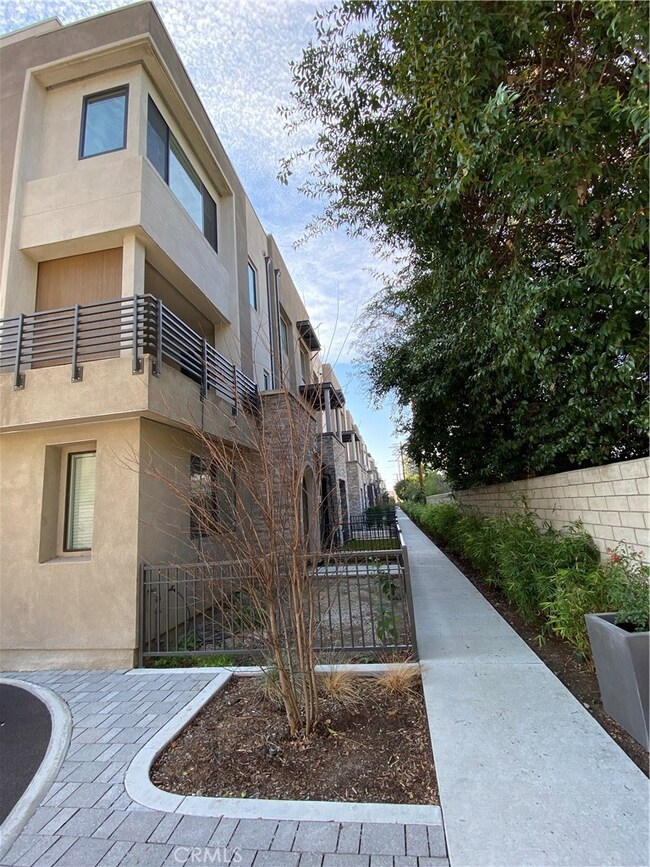 13133 W Lumina Way, Los Angeles, CA 91401 - photo 6