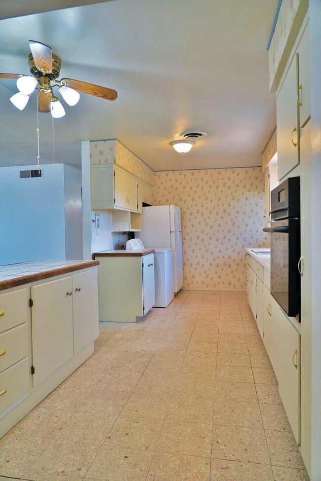 269 W Spring Ln Lemoore 07 Kitchen 2 Sma