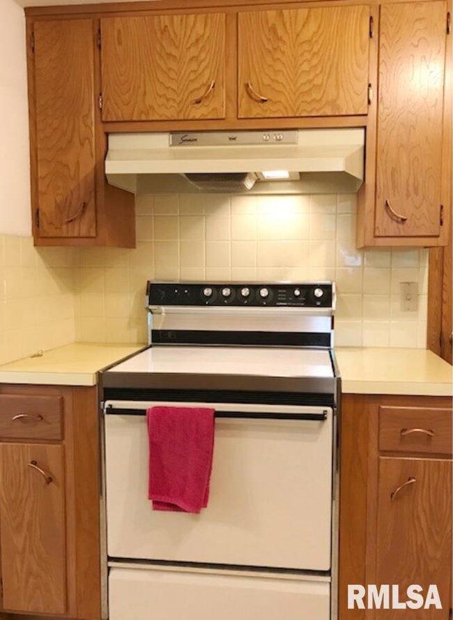 2115 W 38th Place, Davenport, IA 52806 - photo 7