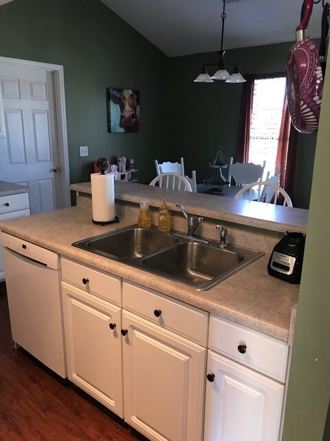 Kitchen sink & bar