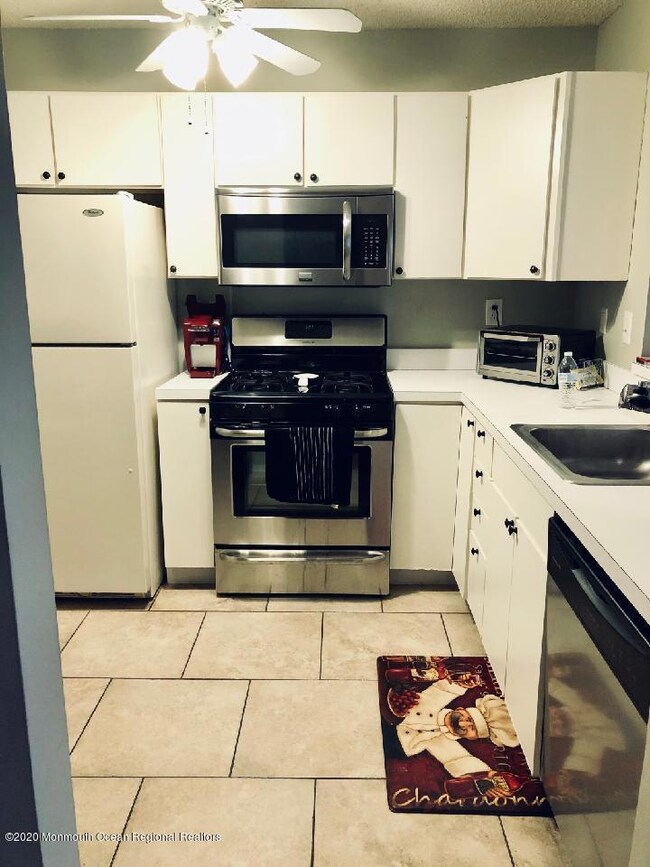 28 Phoenix Ct, Tinton Falls, NJ 07712 - photo 4