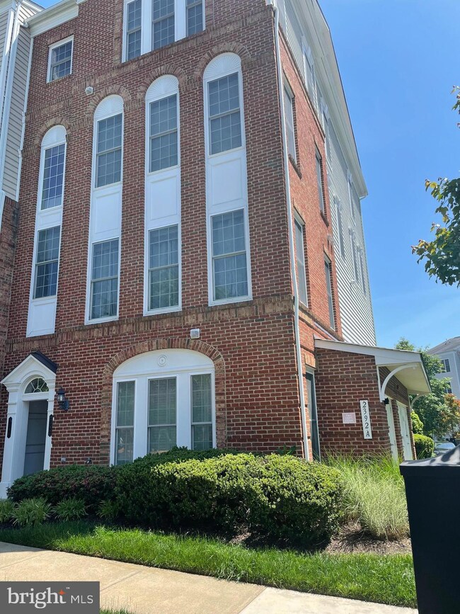 2392 Brookmoor Ln, Woodbridge, VA 22191 - photo 2