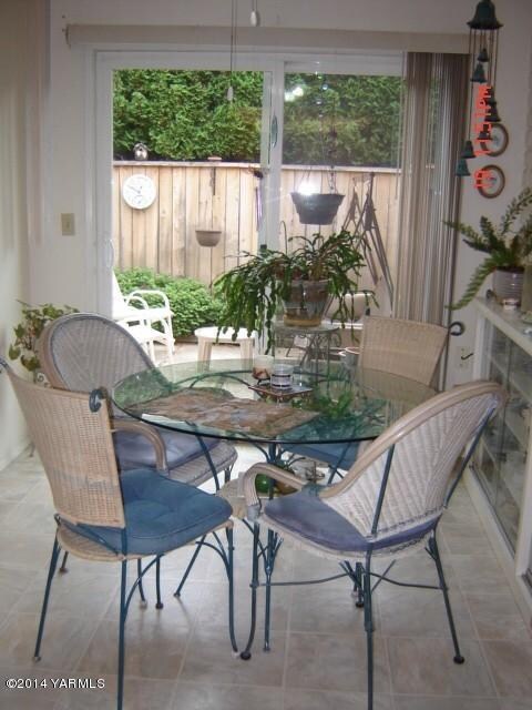 Kitchen dining