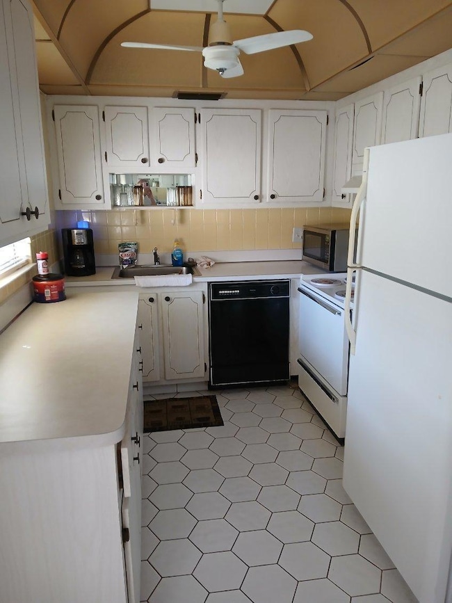 141 Saxony C unit 141, Delray Beach, FL 33446 - photo 2