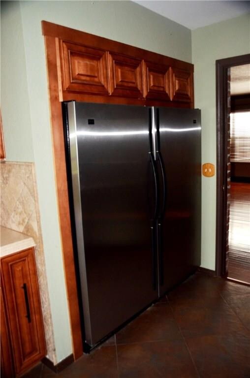 Full size side by side Refrigerator Freezer conveys.