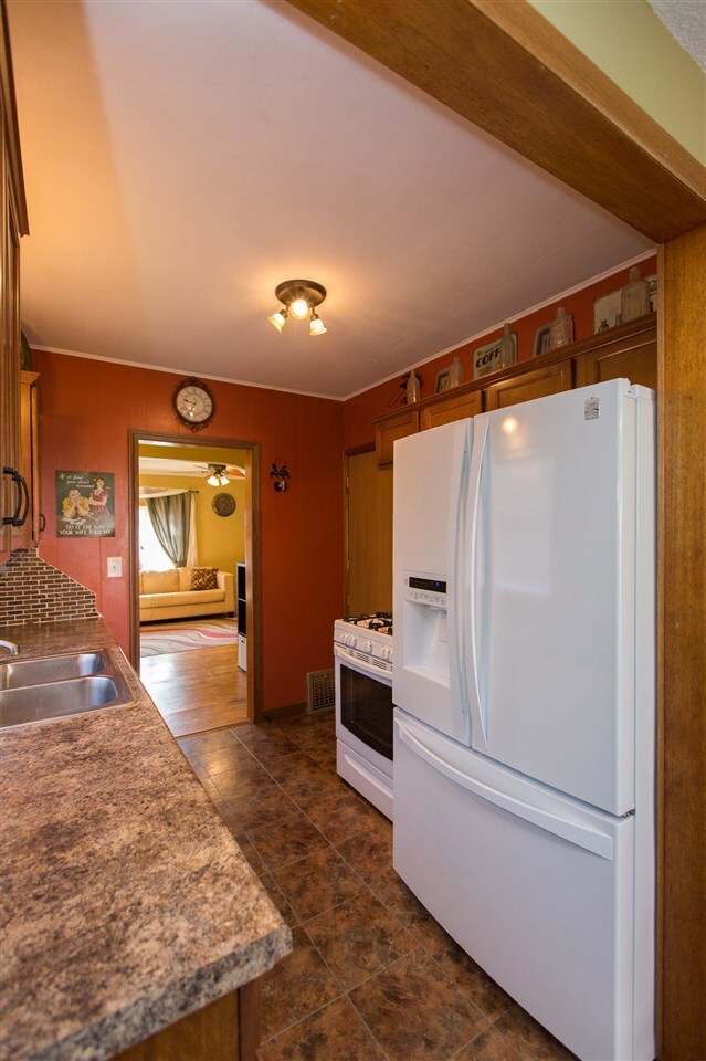 1936 W 7th St, Waterloo, IA 50702 - photo 6