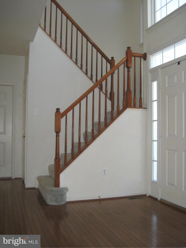 7708 Royal Azalea Ct, Springfield, VA 22153 - photo 2