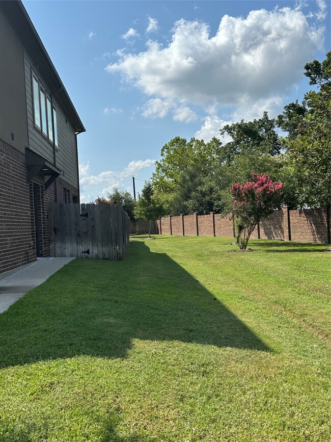 3801 Lancer Cir, Pearland, TX 77581 - photo 3