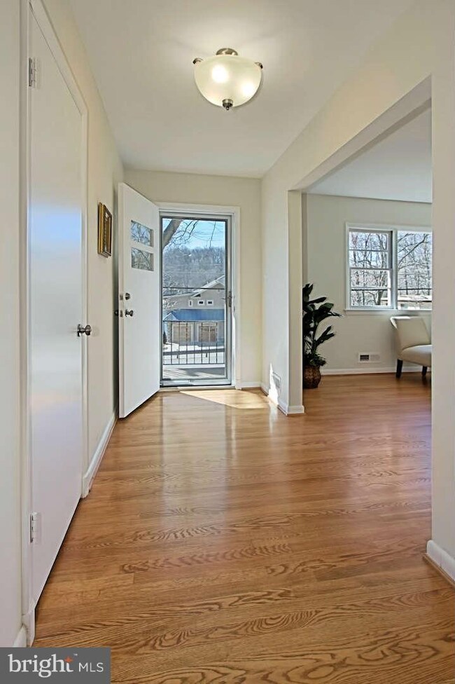 6364 Waterway Dr, Falls Church, VA 22044 - photo 3