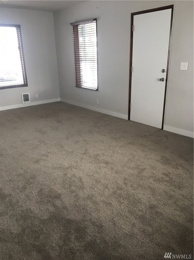 390 S Kentucky Ave, East Wenatchee, WA 98802 - photo 2