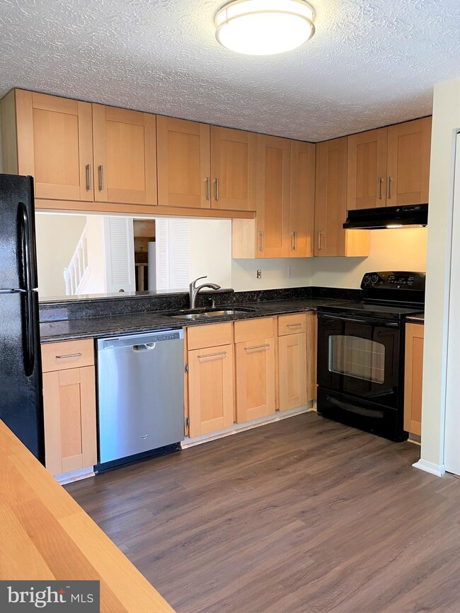 8301 Bark Tree Ct, Springfield, VA 22153 - photo 5