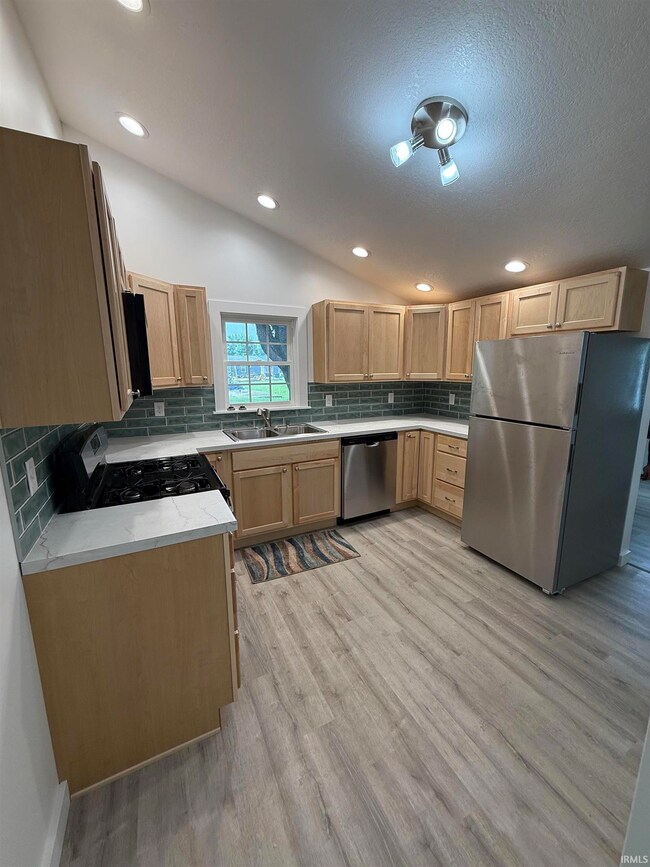 762 N Colorado St, Andrews, IN 46702 - photo 3