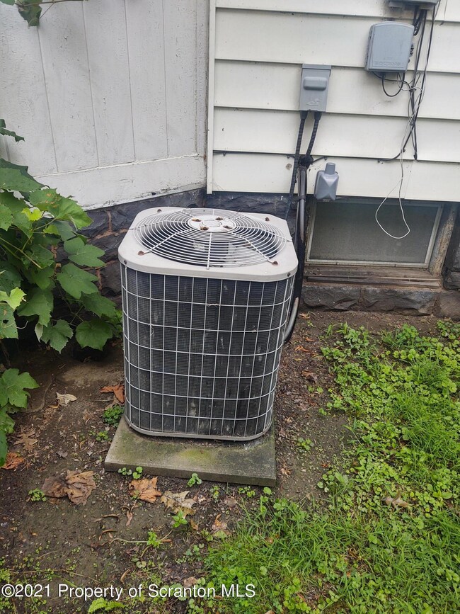 30 Lawrence St, Wilkes Barre, PA 18702 - photo 6