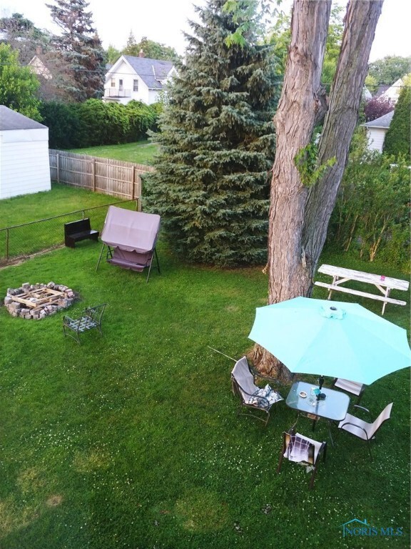 Large 3 lot yard, big enough for both tenants to s