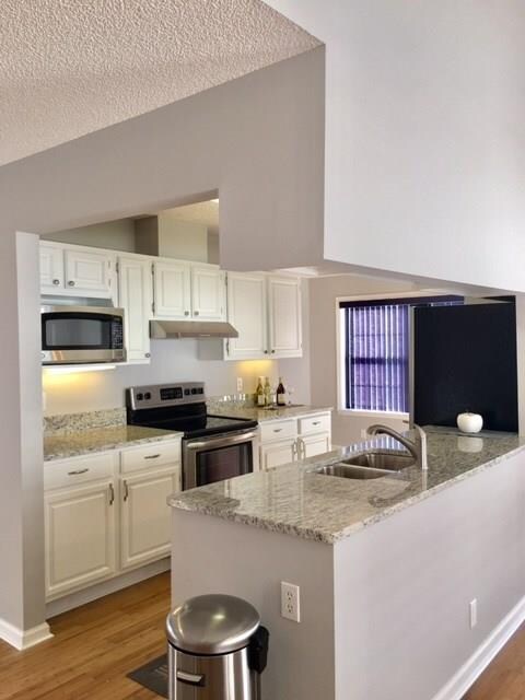 kitchen w/ granite counter tops and stainless stee