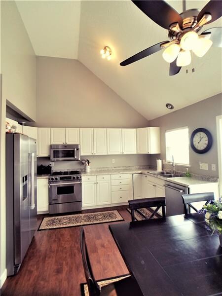 Recently upgraded kitchen with stainless steel app