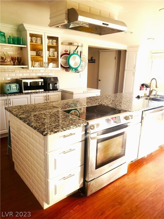 Beautiful island with built in ss oven/range