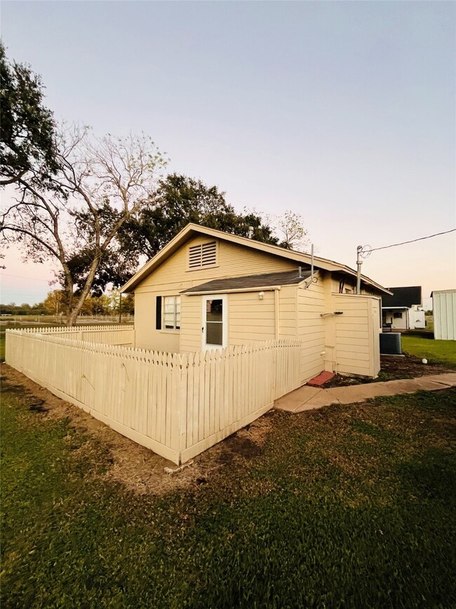 1572 Carvel Dr unit 5, Boling, TX 77420 - photo 5