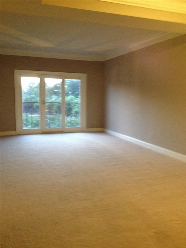 Nine foot smooth ceilings with exquisite crown mou