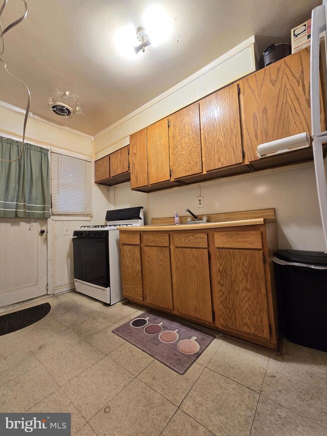 109 Upmanor Rd, Baltimore, MD 21229 - photo 5