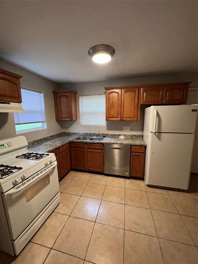 5606 Robertson St unit 1, Houston, TX 77009 - photo 3