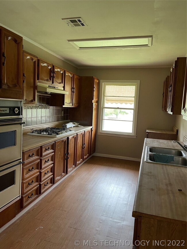 806 E 4th St, Cushing, OK 74023 - photo 6