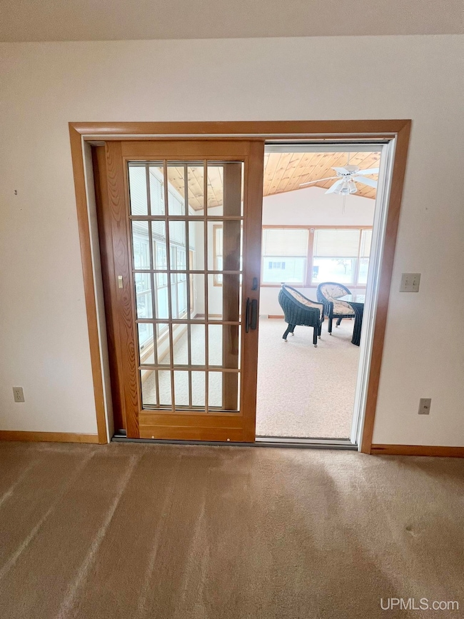 950 S Hemlock St, Iron Mountain, MI 49801 - photo 5