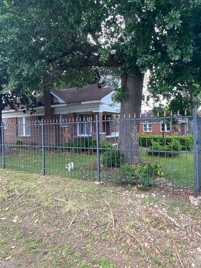 1208 Caplin St, Houston, TX 77022 - photo 6