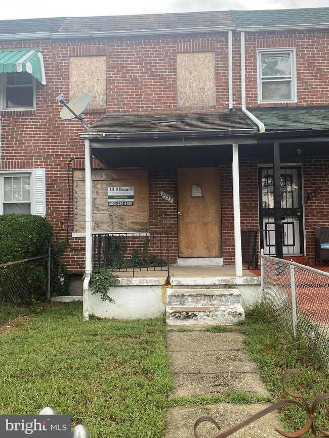 2932 Edgecombe Cir N, Baltimore, MD 21215 - photo 2